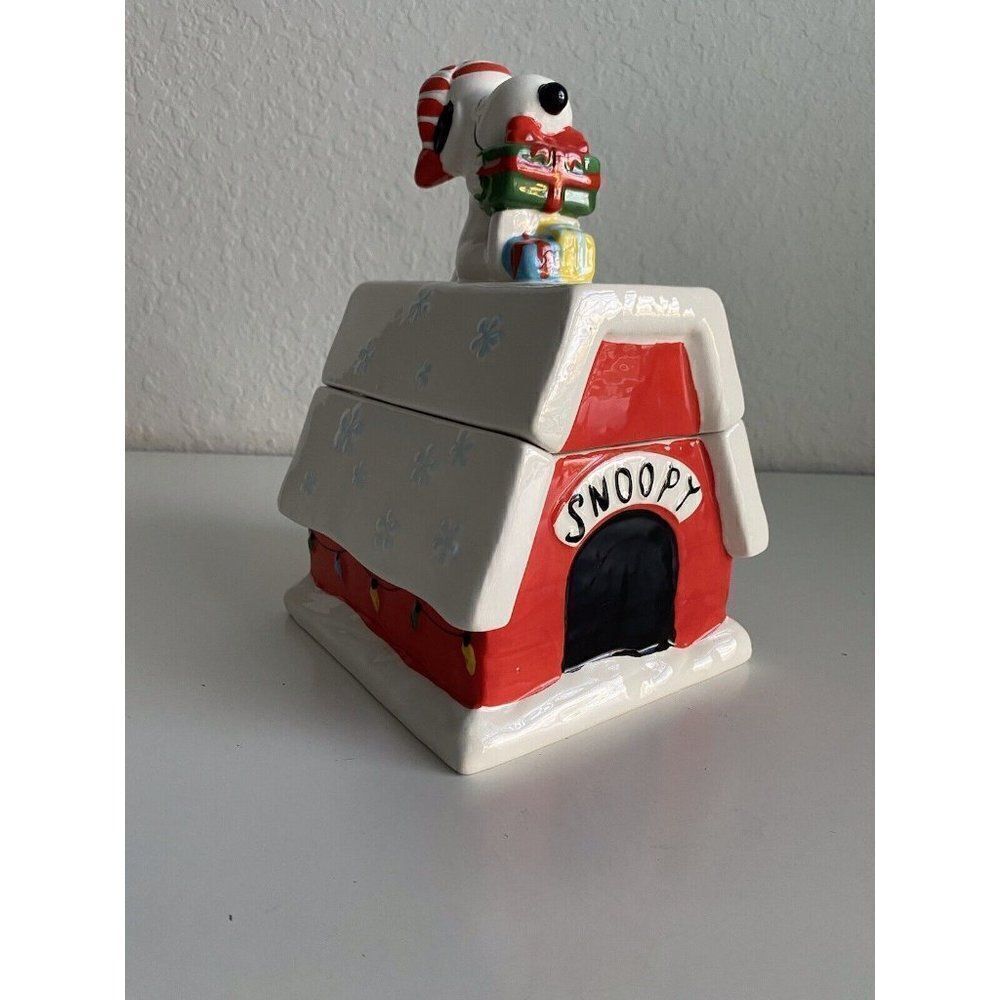 Peanuts Snoopy And Gifts On Dog House Christmas Snow Cookie Jar Canister NEW